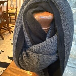 LULULEMON Reversible Infinity Scarf in Merino Wool - Gray and Black